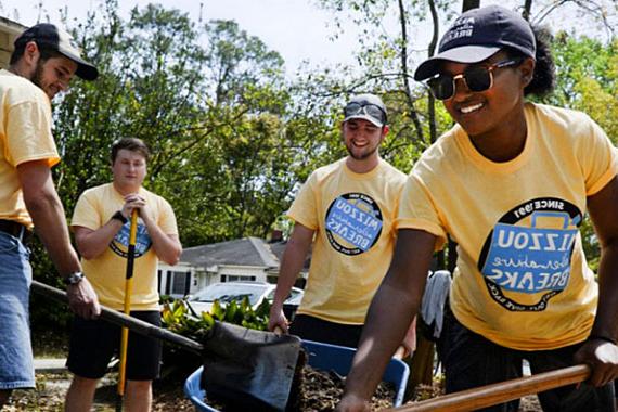 世界杯在哪里买球 Alternative Breaks students shoveling dirt